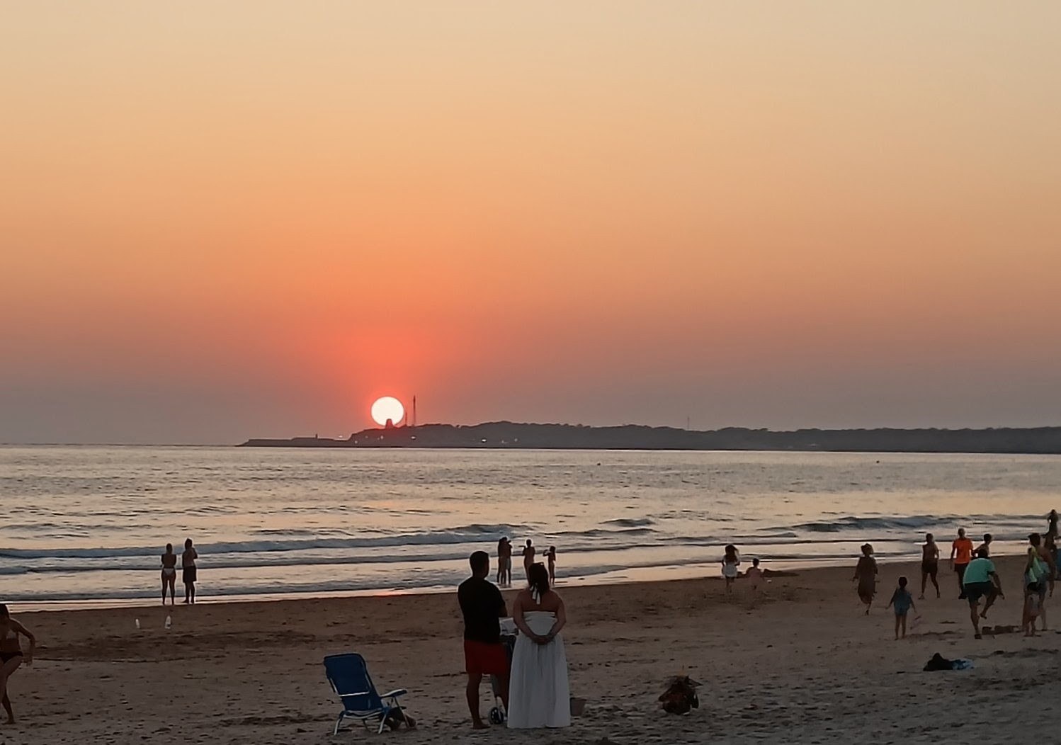 Atardecer en Cádiz con el faro de Cabo Roche al fondo