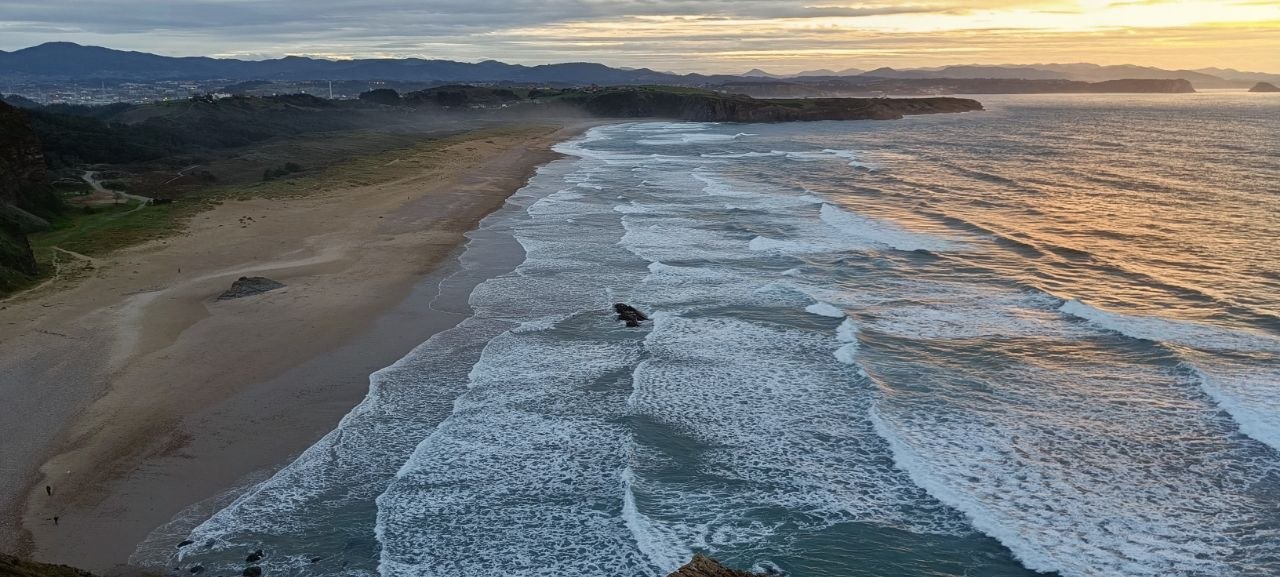 Vista desde la Playa de Xagó con las grúas del puerto de Avilés al fondo