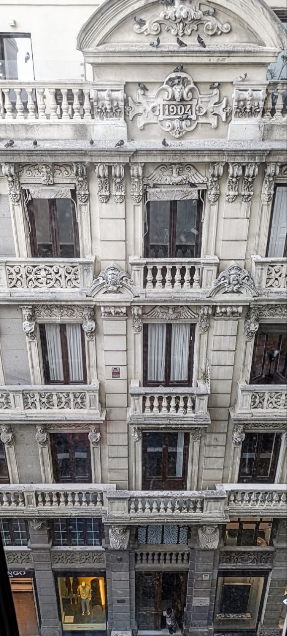Fachada de la calle Fuencarral desde las escaleras de la Fundación Telefónica