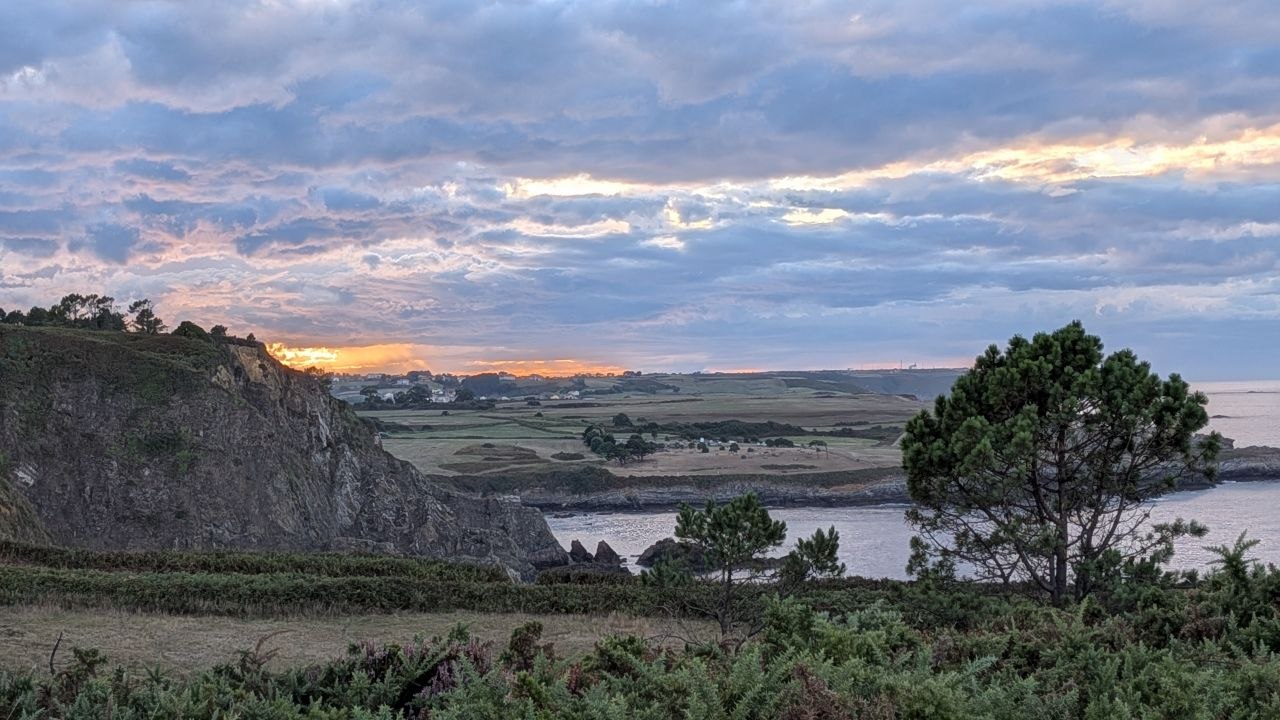 Atardecer en la costa asturiana