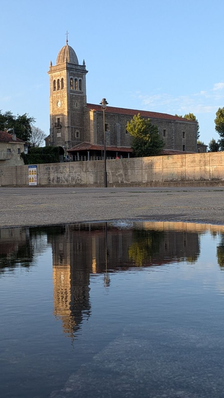 Reflejo de una iglesia en un charco