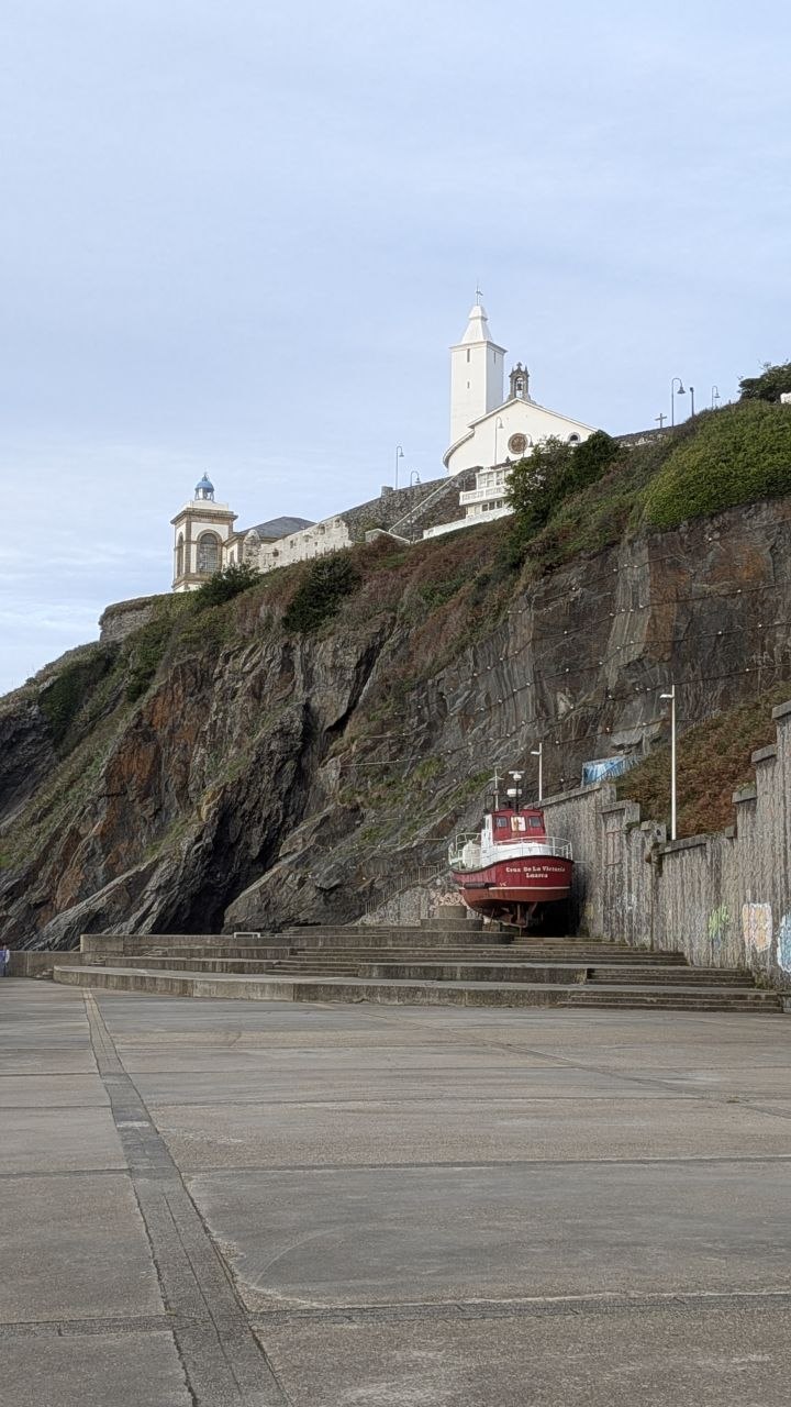 Faro y cementerio de Luarca