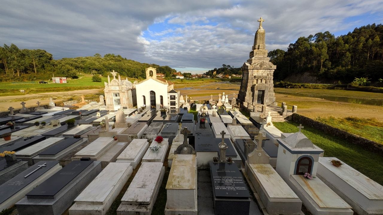 Cementerio de Niembru en la ensenada de El Vau, Llanes
