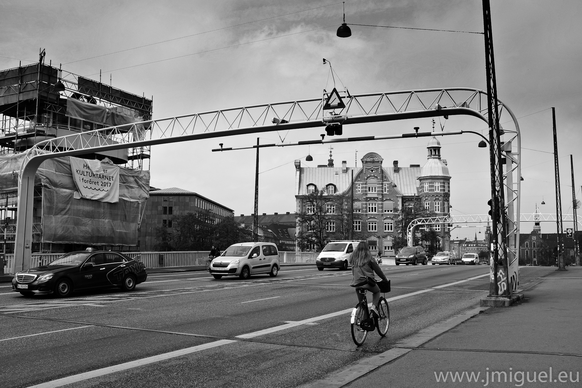Foto de ciclista en un puente de Copenhague, blanco y negro
